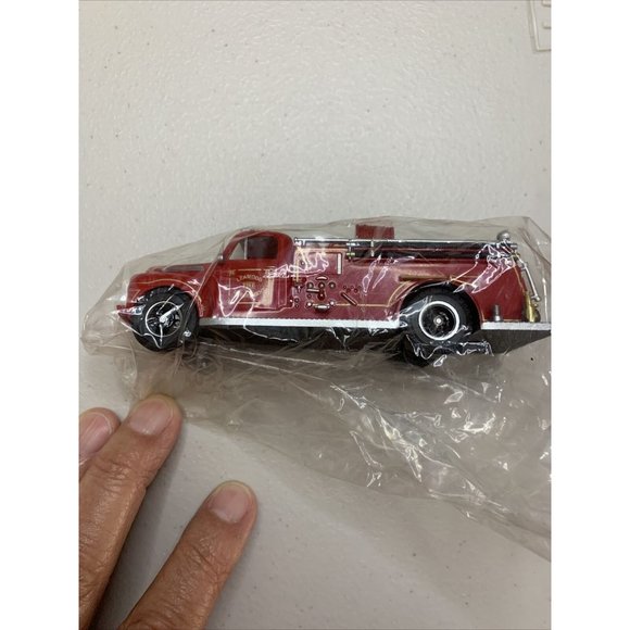 2010 Hallmark Keepsake Ornament 1951 Ford Fire Engine Brigade #8 Magic Light Ser - Picture 4 of 4
